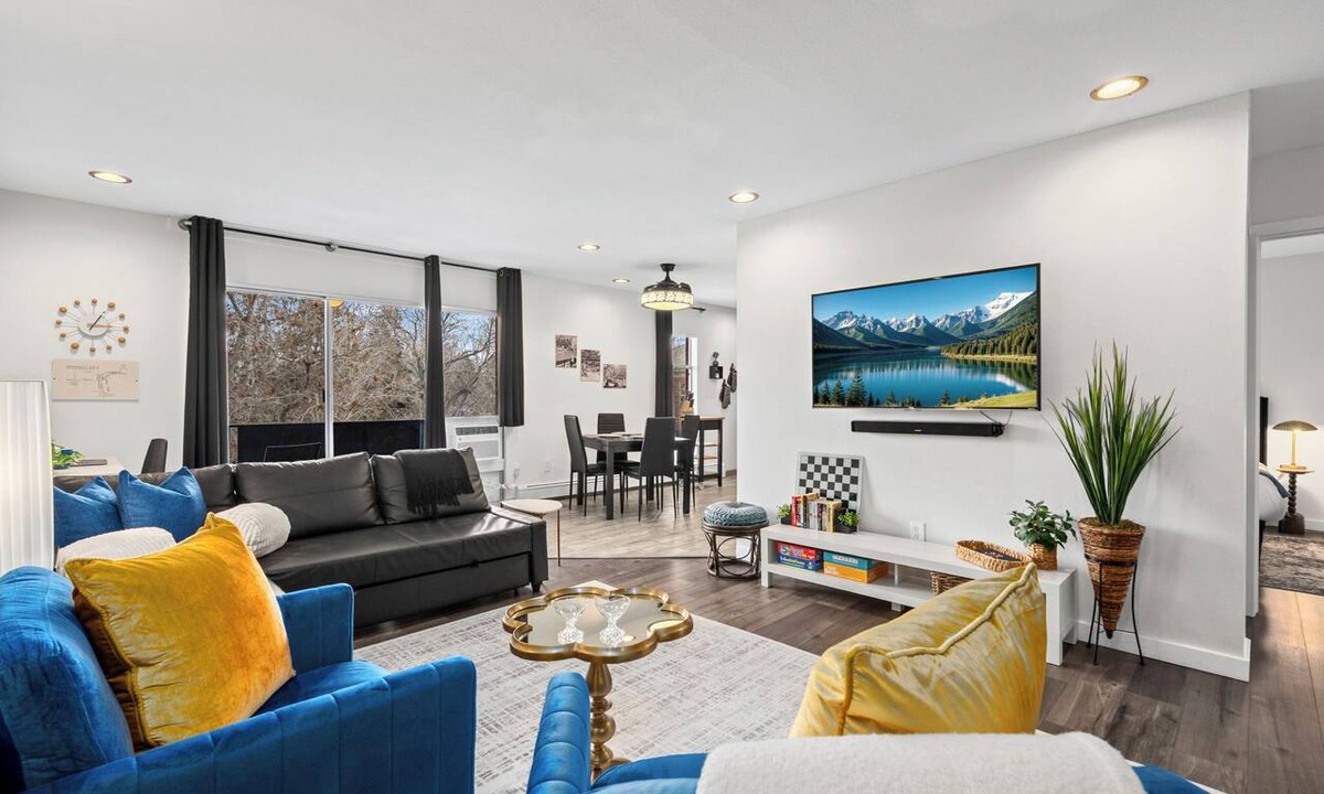 University Park Apartment | Old Town Condo Near CSU | Pool, Sauna, Gym & Bikes