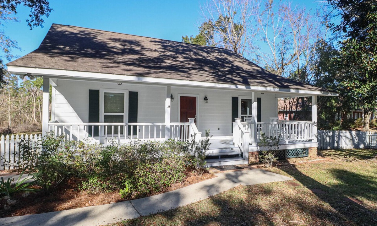Pass Christian Cottage | One block to beach - Kids Welcome - Great Rates - Cozy Cottage - Easy booking