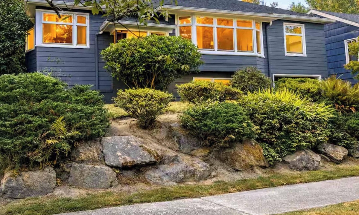 Stevens House | Open Layout w/Patio! Cozy 2BR by the UW Arboretum