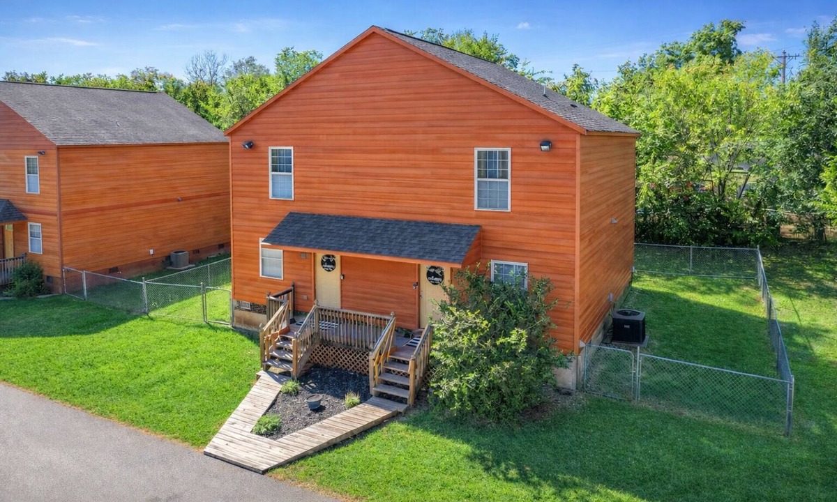 Stillwater House | Orange Acres a Private 2 Bedroom 2 Bath Pet Friendly with a fenced back yard.