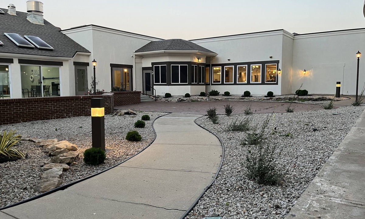 Waldron Hotel | Orangewood Inn & Suites Kansas City Airport