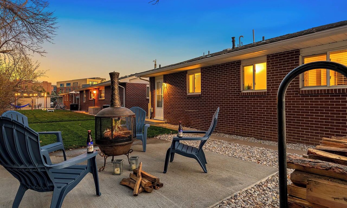 University Acres Condo | Orchard Flats | Perfect Group Stay w/Yard and BBQ