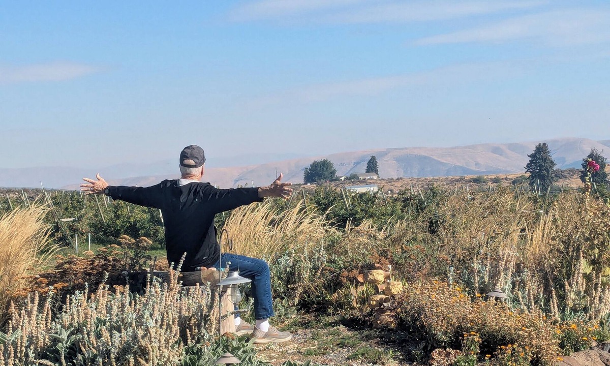 Yakima House | Orchard View Oasis- Feast your eyes on this stunning agricultural landscape!