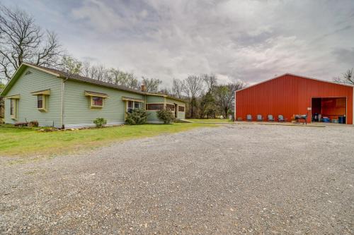 Daisy House | Outdoorsy Getaway Near Atoka: Hunt, Fish & Relax!
