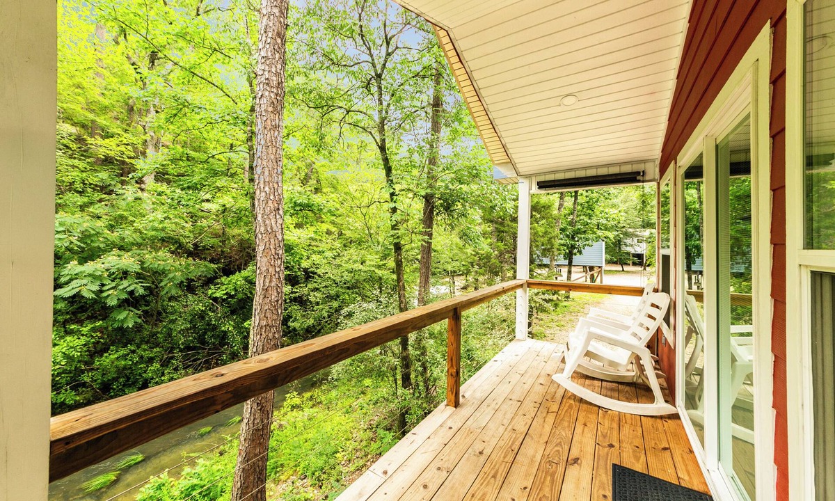 Jones Mills Cabin | Pam's Treehouse Cabin #3 - Cozy treehouse cabin right on a creek!