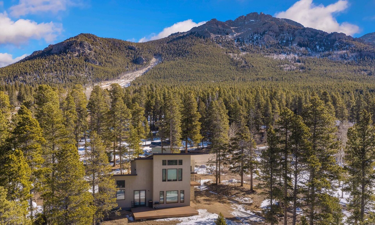 Estes Park House | Panoramic Mountain Views, Hot Tub & Peaceful Retreat near Estes Park