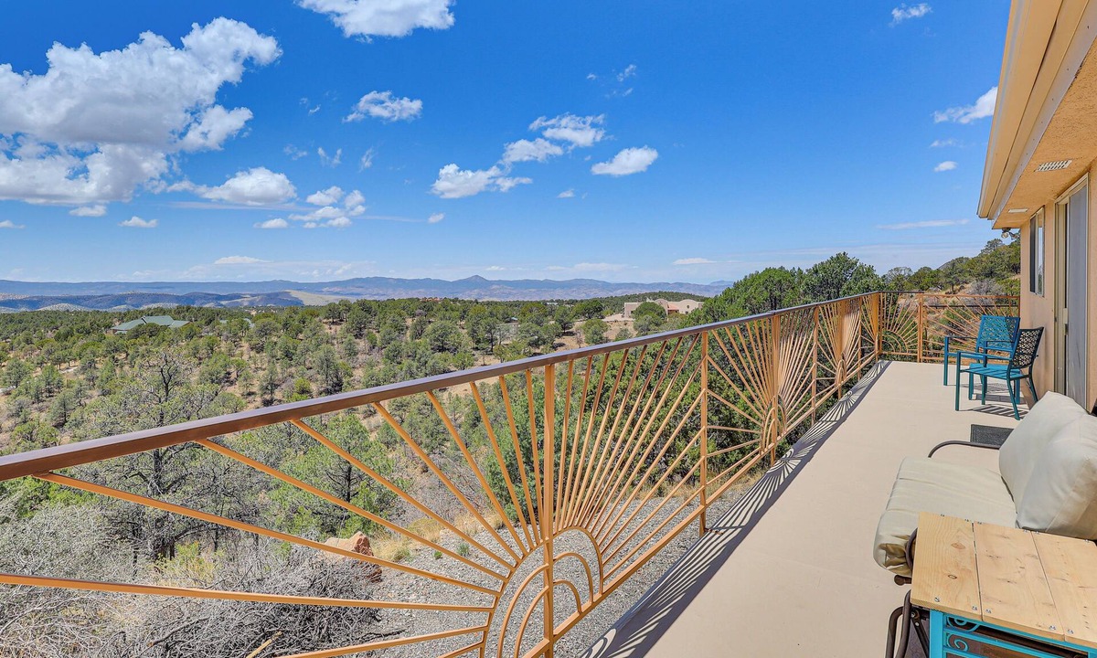 Tyrone House | Panoramic Vistas and Spacious: Silver City Escape