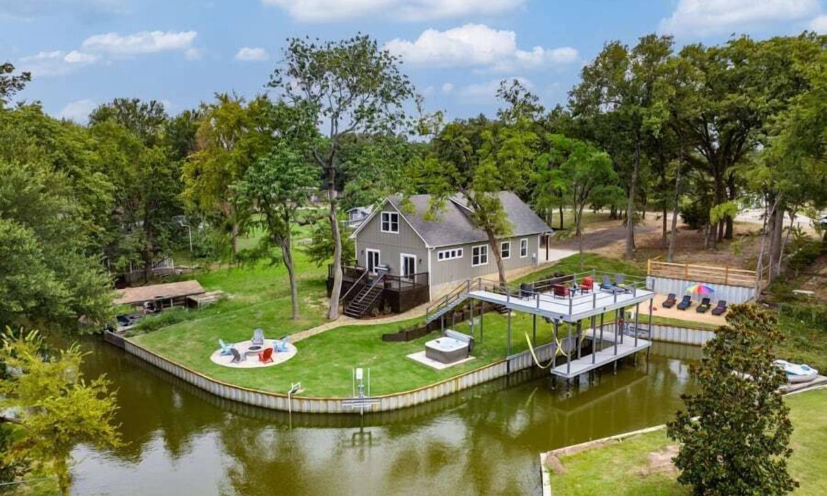 Mabank House | Paradise Point Lakefront Getaway, Beach, Hot Tub