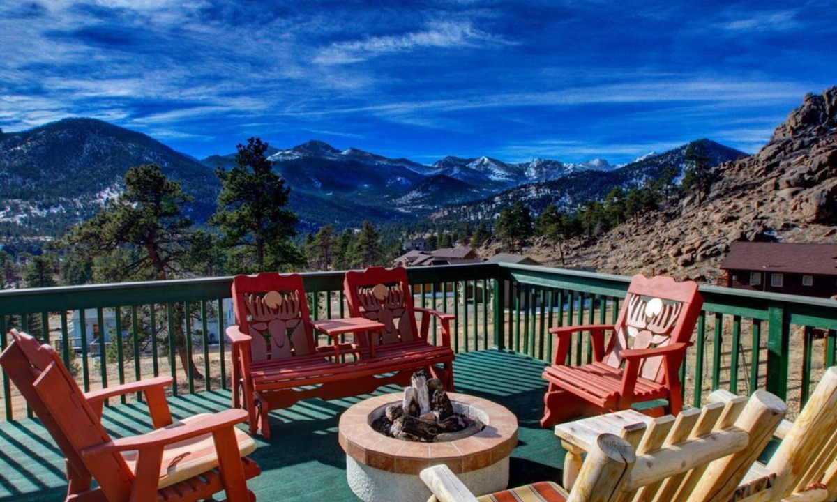 Estes Park House | Park Entrance Lodge RMNP Views! Gas FirePit, HTub, Billiards, Indoor BBCourt
