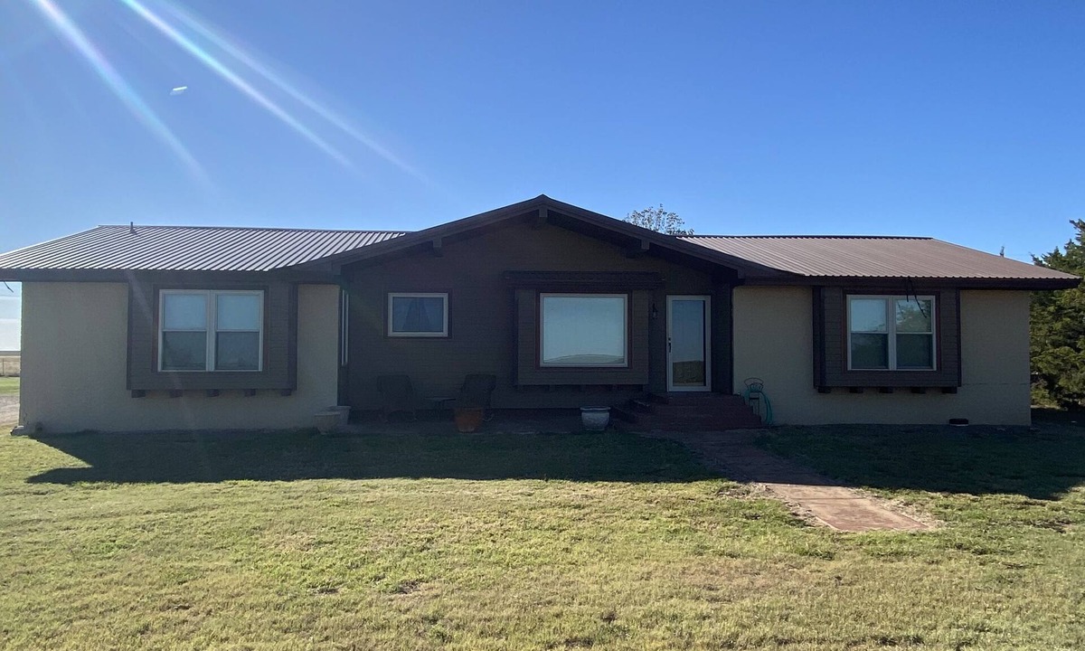 Post House | Peaceful country farmhouse. Located 5 minutes from Historic downtown Post!