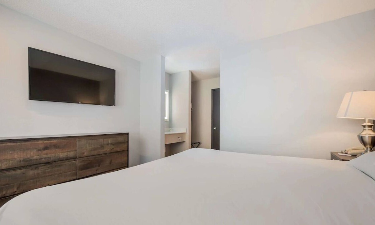 Ontario House | Peaceful Retreat! Indoor Pool, Pets Allowed, Free Parking, Free Breakfast