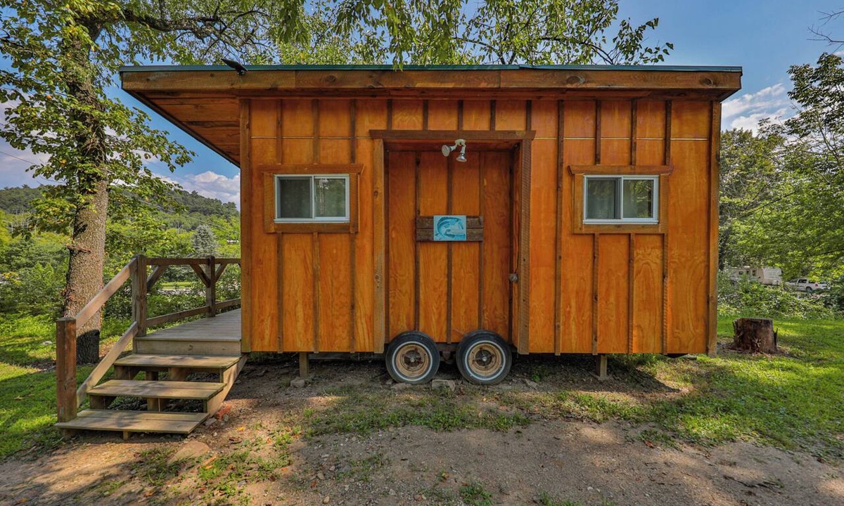 Weissport East Cabin | Peaceful rustic 1-bedroom cabin with AC in charming Lehighton