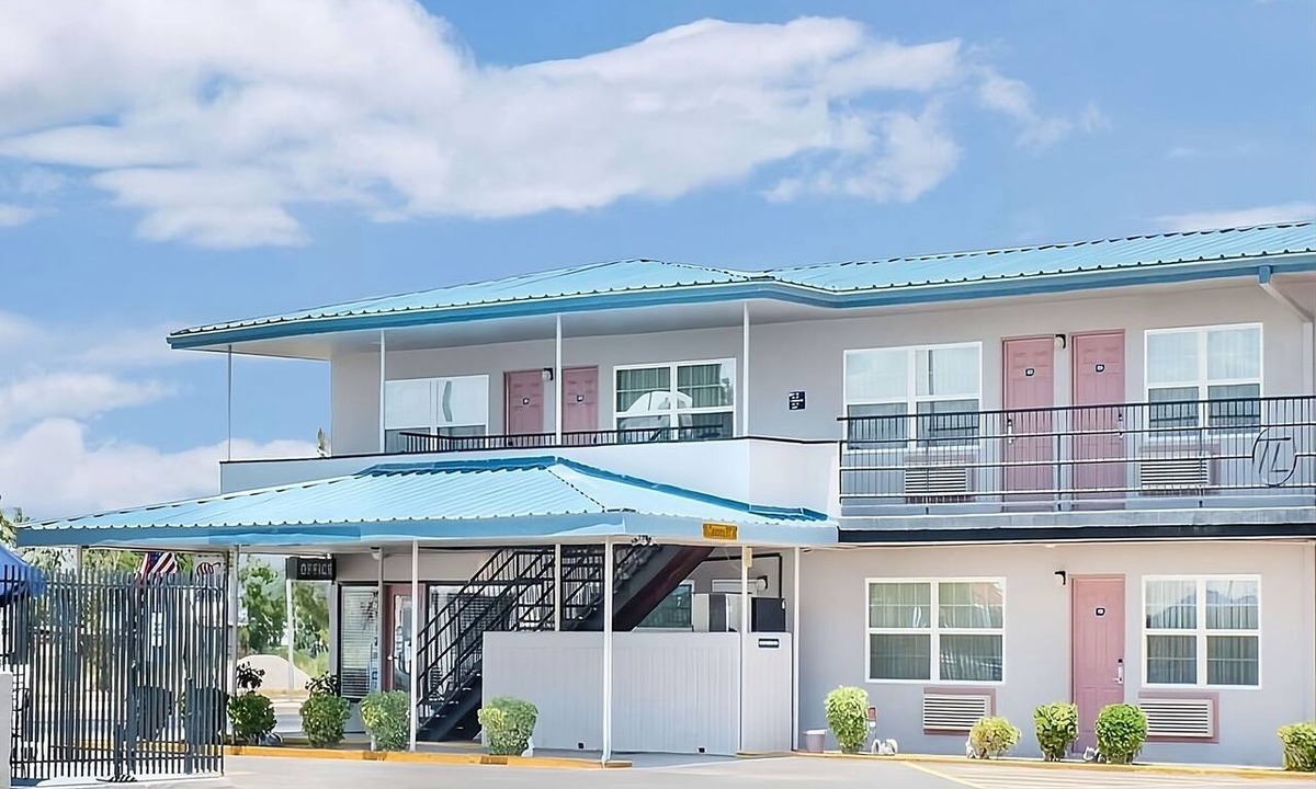 Pecos Hotel | Pecos Stay | Two Double Bed Unit | Complimentary Breakfast! Seasonal Pool!