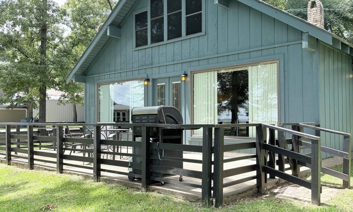 Negreet Cabin | Pendleton Paradise Waterfront Cabin on Lanan Bay