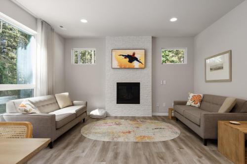 Oak Harbor House | Perch - Crestwood Getaway