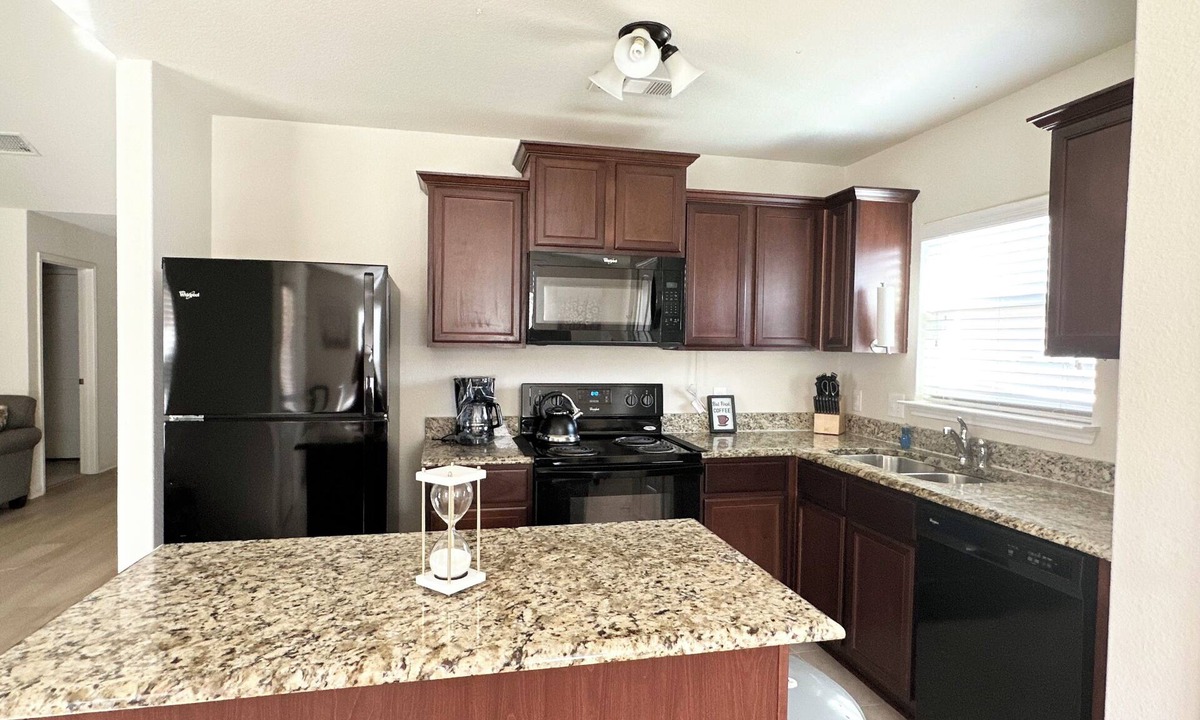 Princeton House | Perfect Family Stay, 3BR House, Near Lakes, Shops & Major Attractions n
