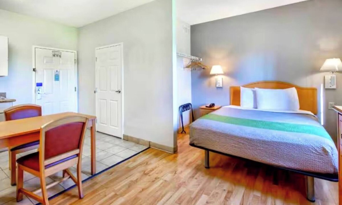 Sulphur Apartment | Perfect for Big Groups: 4 Rooms w/2 Full Beds and Kitchenette + Outdoor Pool
