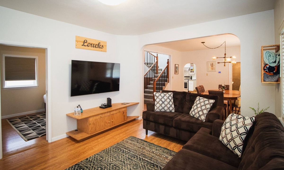 Windsor House | Perfect Home Base | Walk to Downtown | Sleeps 11!