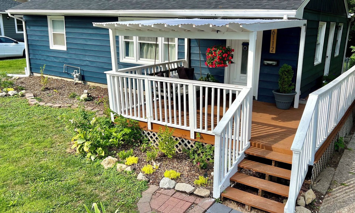 Greater South Side House | Pet & family friendly 4-bedroom house, sleeps 10. Close to DSM Airport!