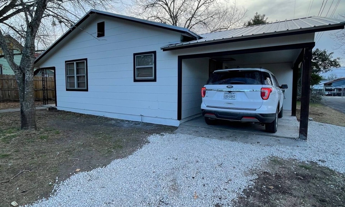 Shiner House | Pet friendly 2/1 home - 1 block to downtown Shiner