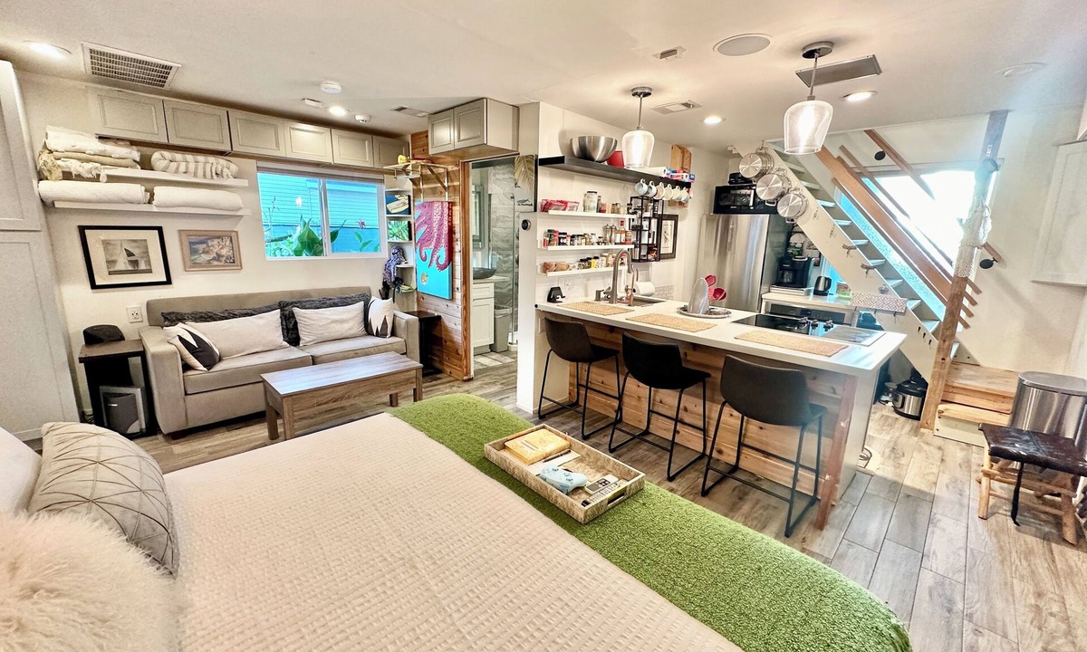 Dickinson House | Pet-friendly accommodations near water and restaurants.
