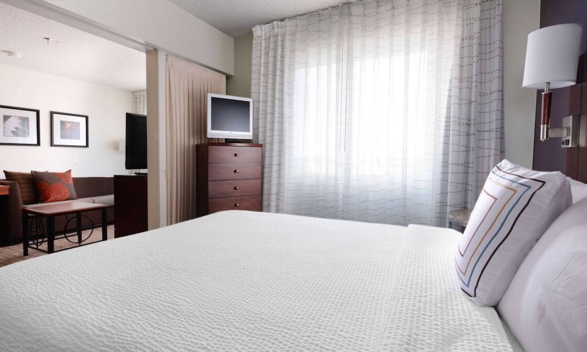 North Dallas House | Pet-Friendly Accommodation! Private Full Kitchen, FREE Parking, Outdoor Pool!