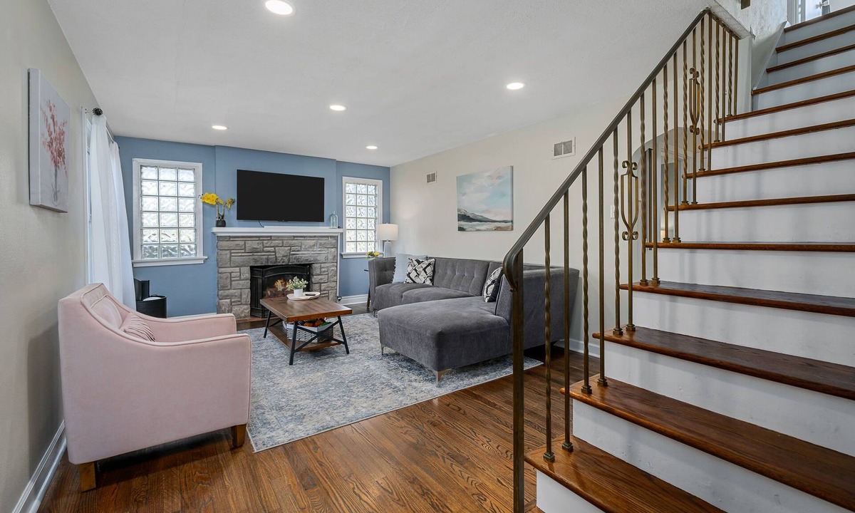 St. Louis House | Pet Friendly - BIG Yard - Fast Wi-Fi - Sleeps 10 - Easy access to I-55 downtown