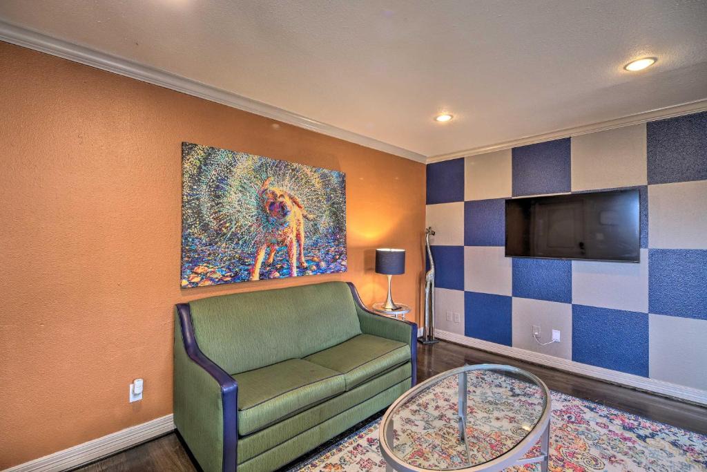 South Central Houston Apartment | Pet-Friendly Condo in Houston with Community Grills