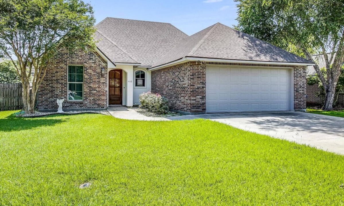 Lafayette House | Pet friendly,king bed,jacuzzi tub,separate shower