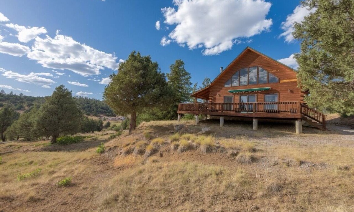 Los Ojos Cabin | Pet-Friendly Log Cabin: Expansive Mtn Views