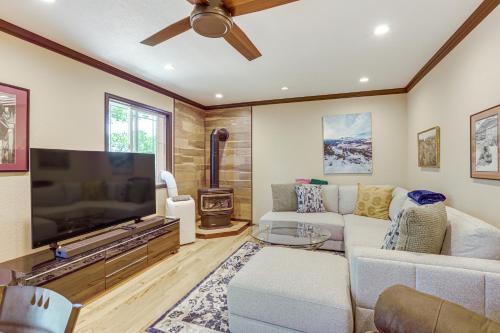 Aurora House | Pet-Friendly Retreat w/Fenced Yard in Aurora
