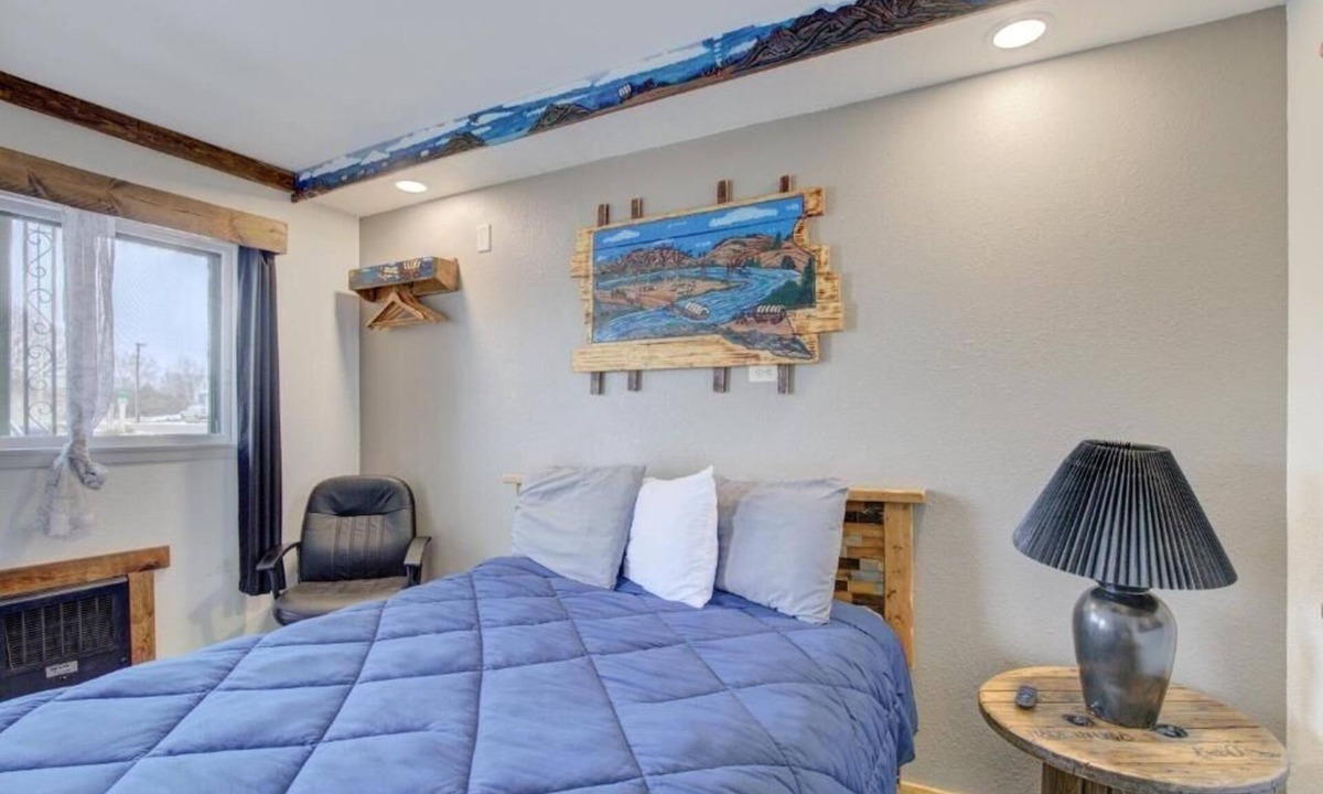 Chamberlain Hotel | Pet-Friendly Room w/Free Parking Near Missouri River Attractions