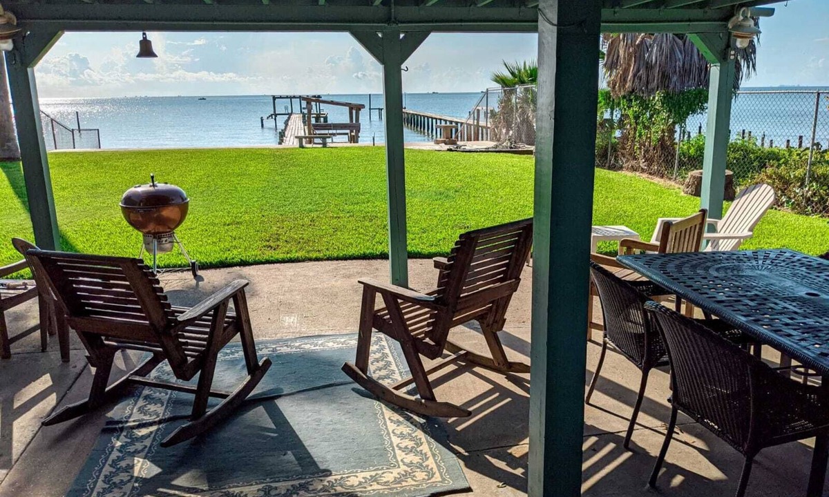 San Leon House | Pet-Friendly Waterfront Bayhouse with 300-Ft Fishing Pier