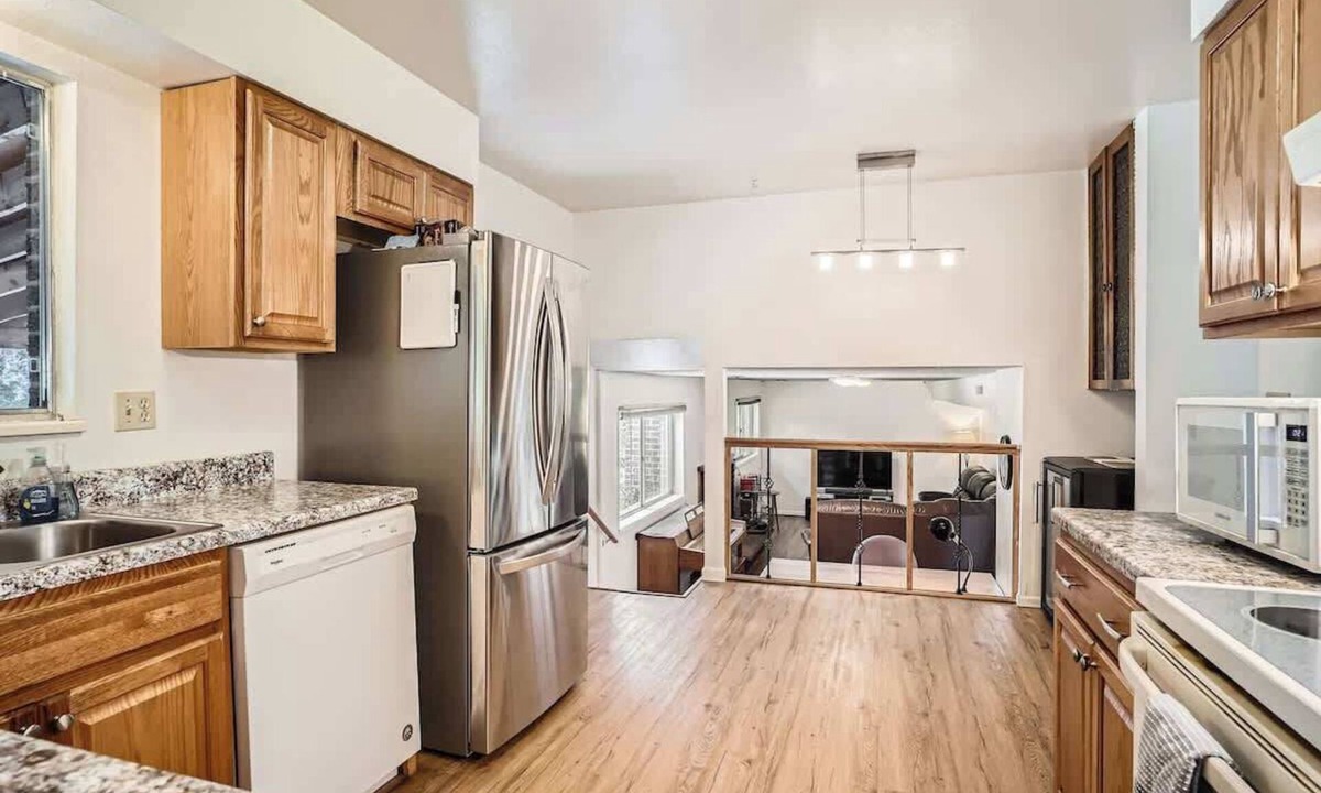 Park East House | Piano & Pines 3 BDR Retreat