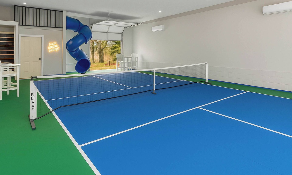 Cumming House | Pickleball Barn Hot Tub Firepit Sleeps 14 Family Retreat