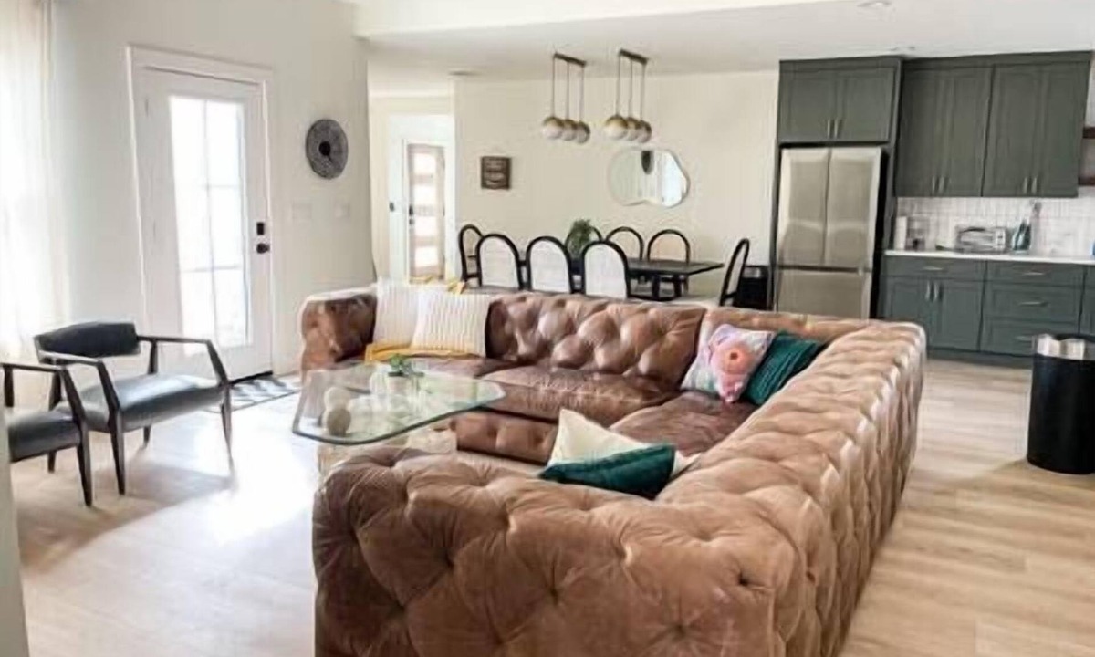 Terrell Heights House | Pickleball-Basketball-Fire Pit-Ping Pong-12 Guests
