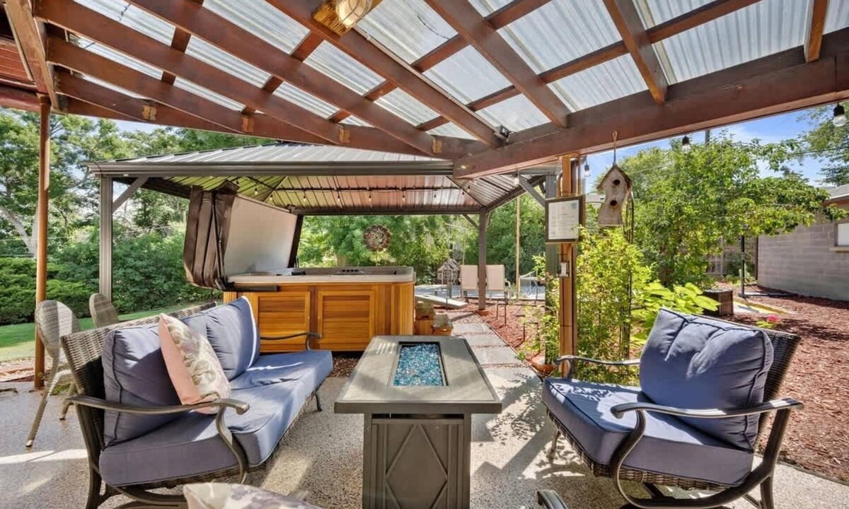 Berkley House | Pickleball Retreat | Hot Tub & Games