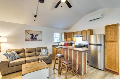 Joaquin House | Piney Woods Tiny Cabin: 3 Mi to Sabine River!