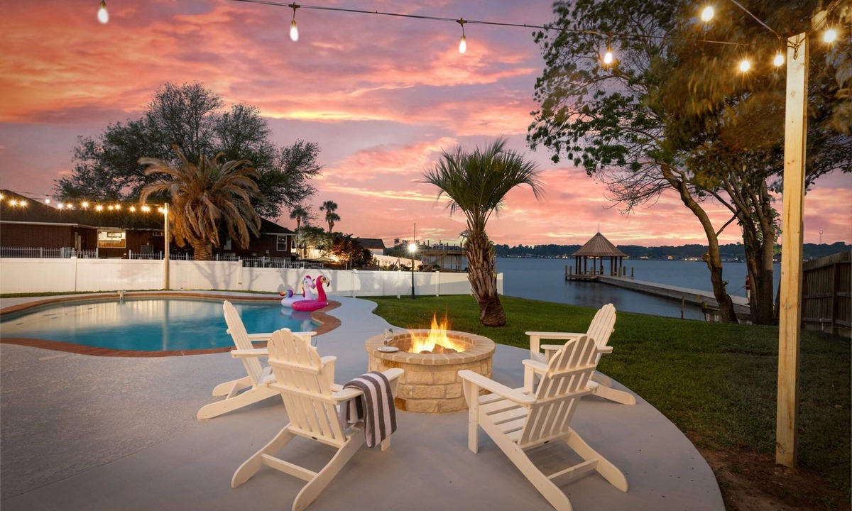 Willis House | Pool Fun on Lake Conroe - Gameroom - Paddleboards