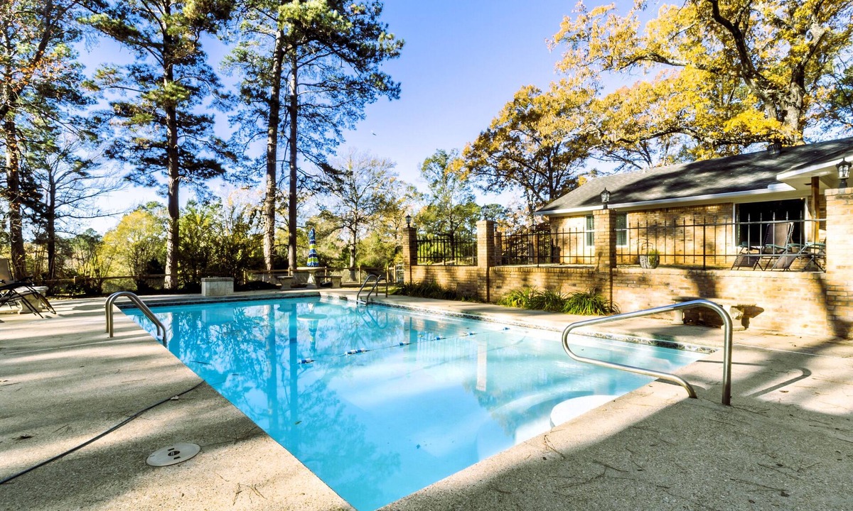 Longview House | Pool Fun Relaxing - Big House in the Woods for 12