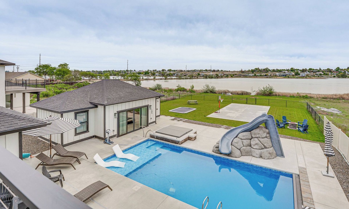 Moses Lake House | Pool, Hot Tub, Dock & Views! Luxe Moses Lake Manor