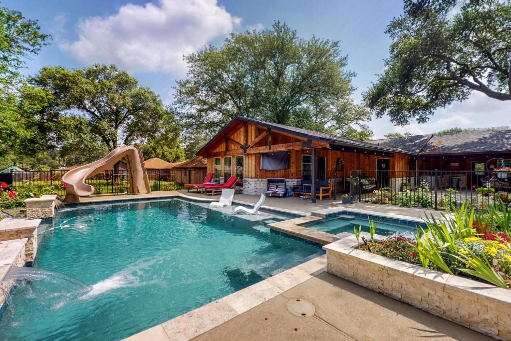 Tomball House | Pool, Hot Tub & Pool Table! Grand Home in Tomball
