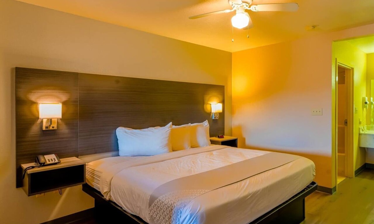 Sweet Home Apartment | Premium King Bed | Yoakum West