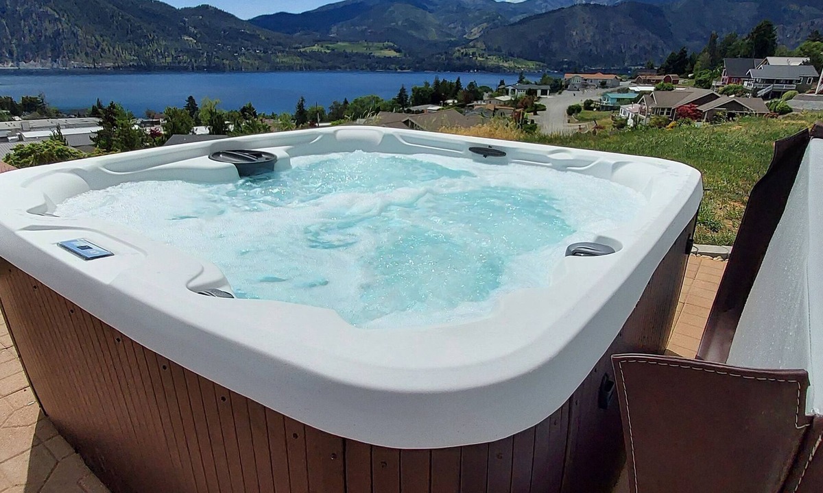 Manson House | Prime dates of 7/20-24, 8/22-24, 8/30-9/3 available! Amazing Lake Chelan view!