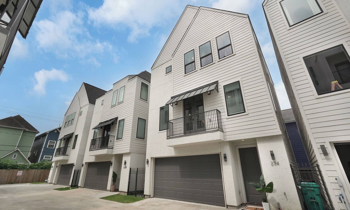 Greater Heights House | Priv 3BR + 4BA Home w/Movie Room & FREE Parking