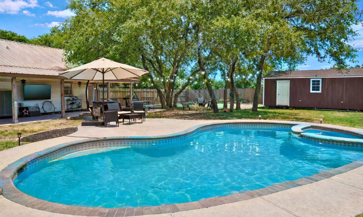 Bell County House | Private 2-Acre Salado Hill Country Villa, Heated Pool, Hot Tub, Sleeps 9