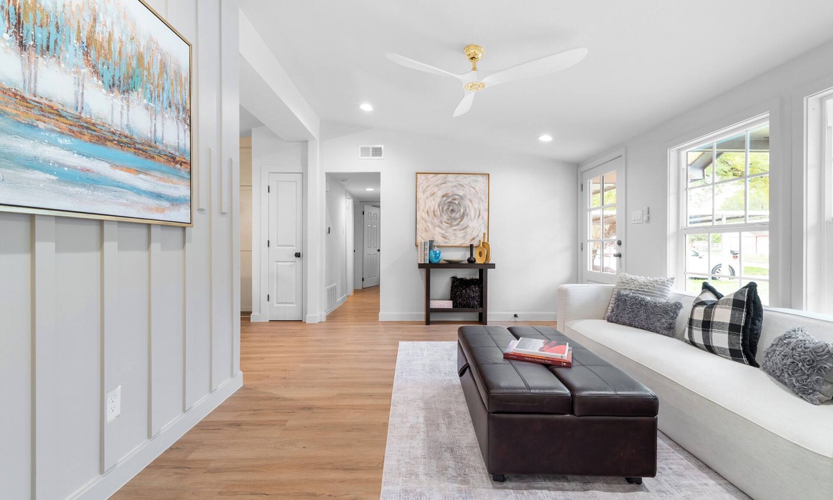 Houston House | Private 4BR/3BA Home Near IAH Sleeps 9 Fast WIFI Work Stays & Groups