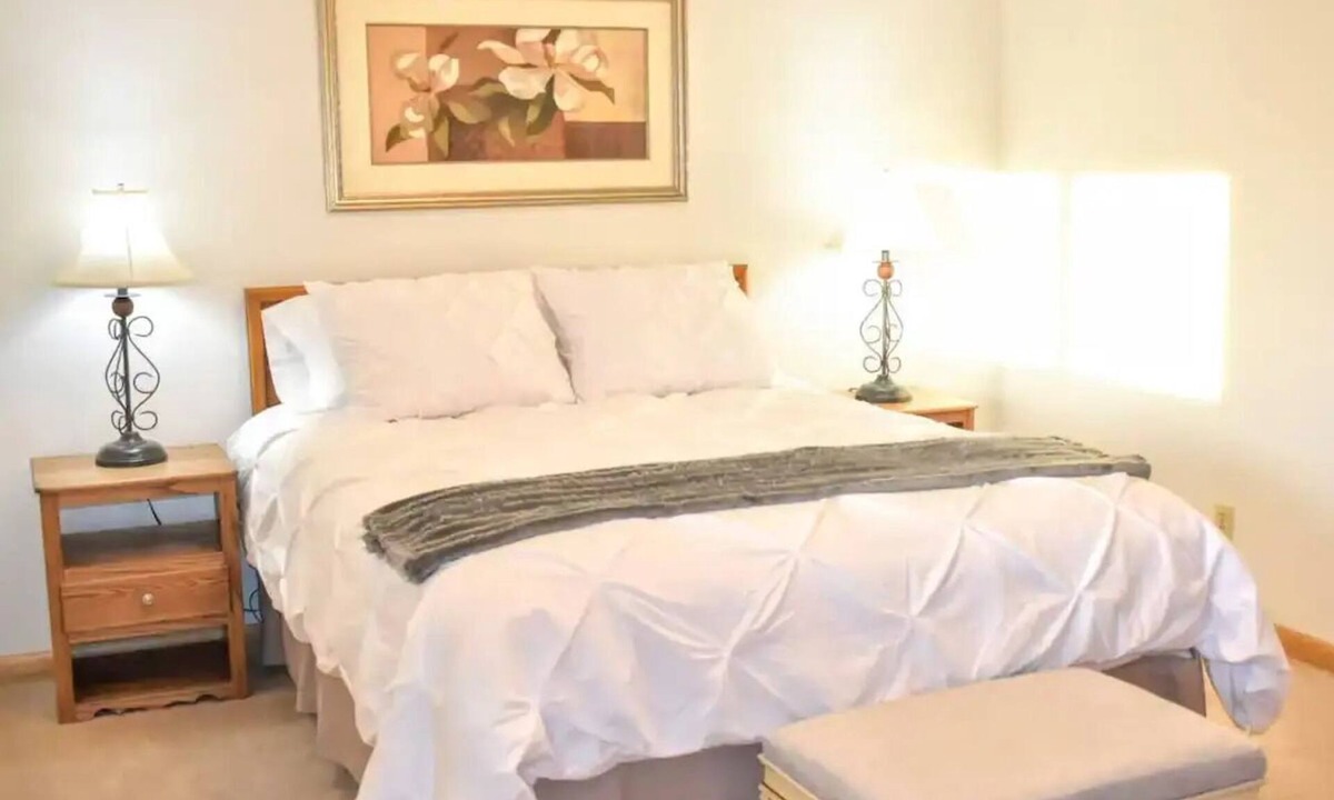 Eagle Grove Apartment | Private Apt w/Washer/Dryer-Parking-Kitchen
