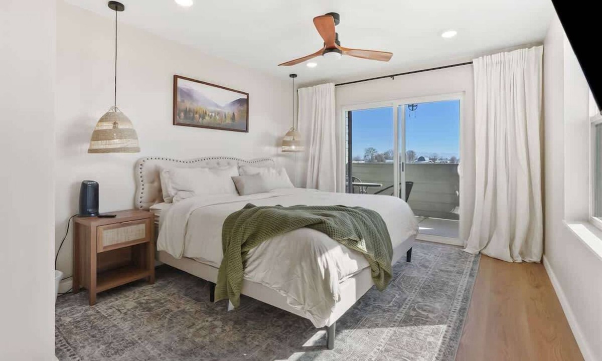 Caldwell House | Private Caldwell Guesthouse w/King Bed, Balcony & Kitchenette