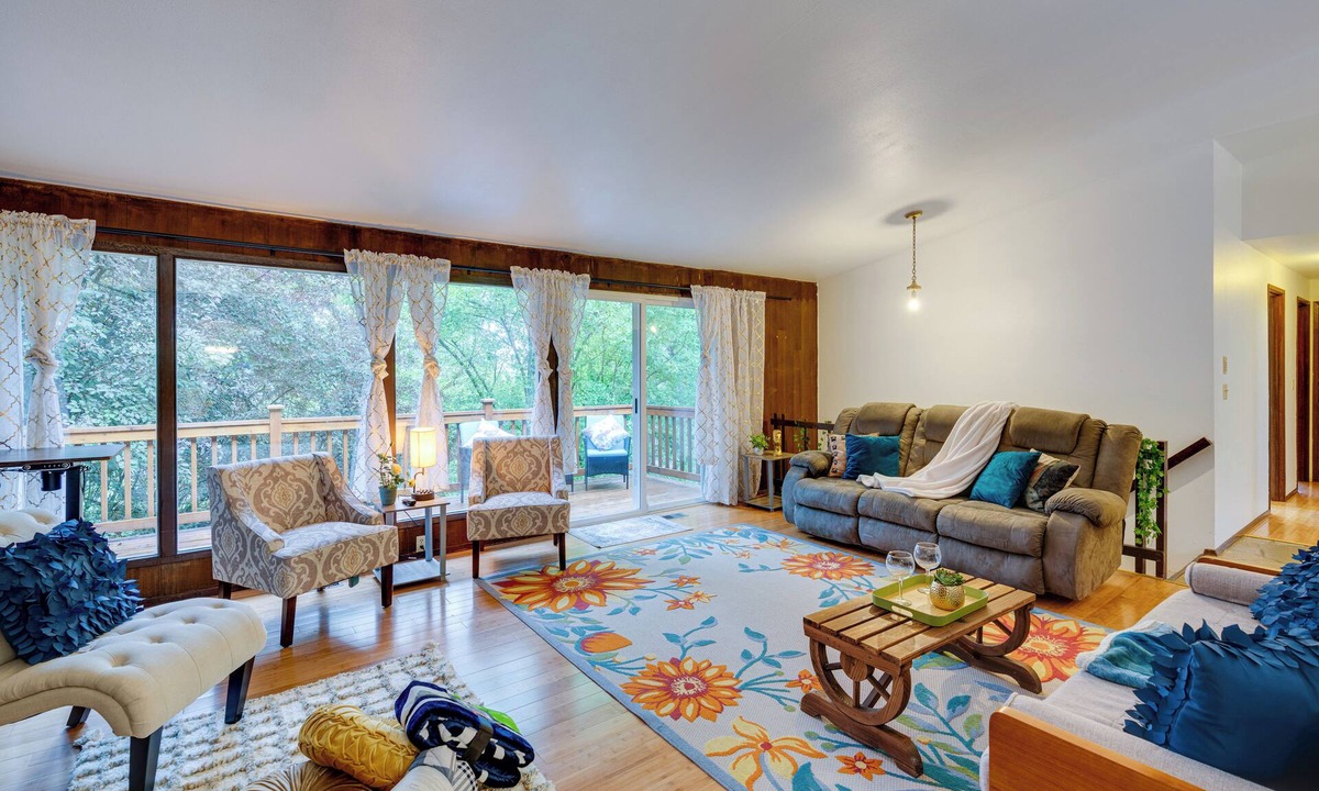 Lake Forest Park House | Private Deck & Ample Space! Lake Forest Park Home